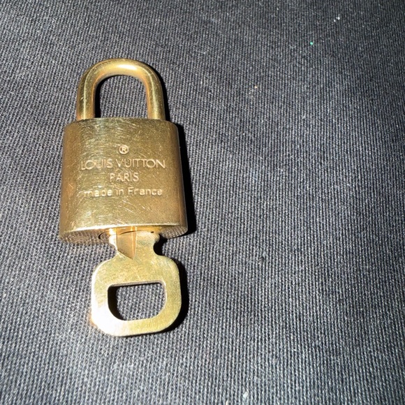 Louis Vuitton Luxurious Gold Lock - Picture 3 of 3